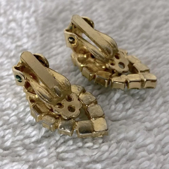 Vintage Gold Tone W Green Gems Clip On  Earrings Costume Jewelry - Picture 4 of 6